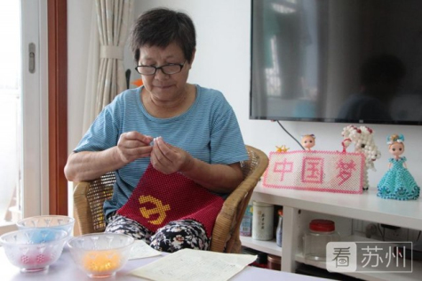 1912顆！退休老黨員用彩珠串起心中的黨旗！